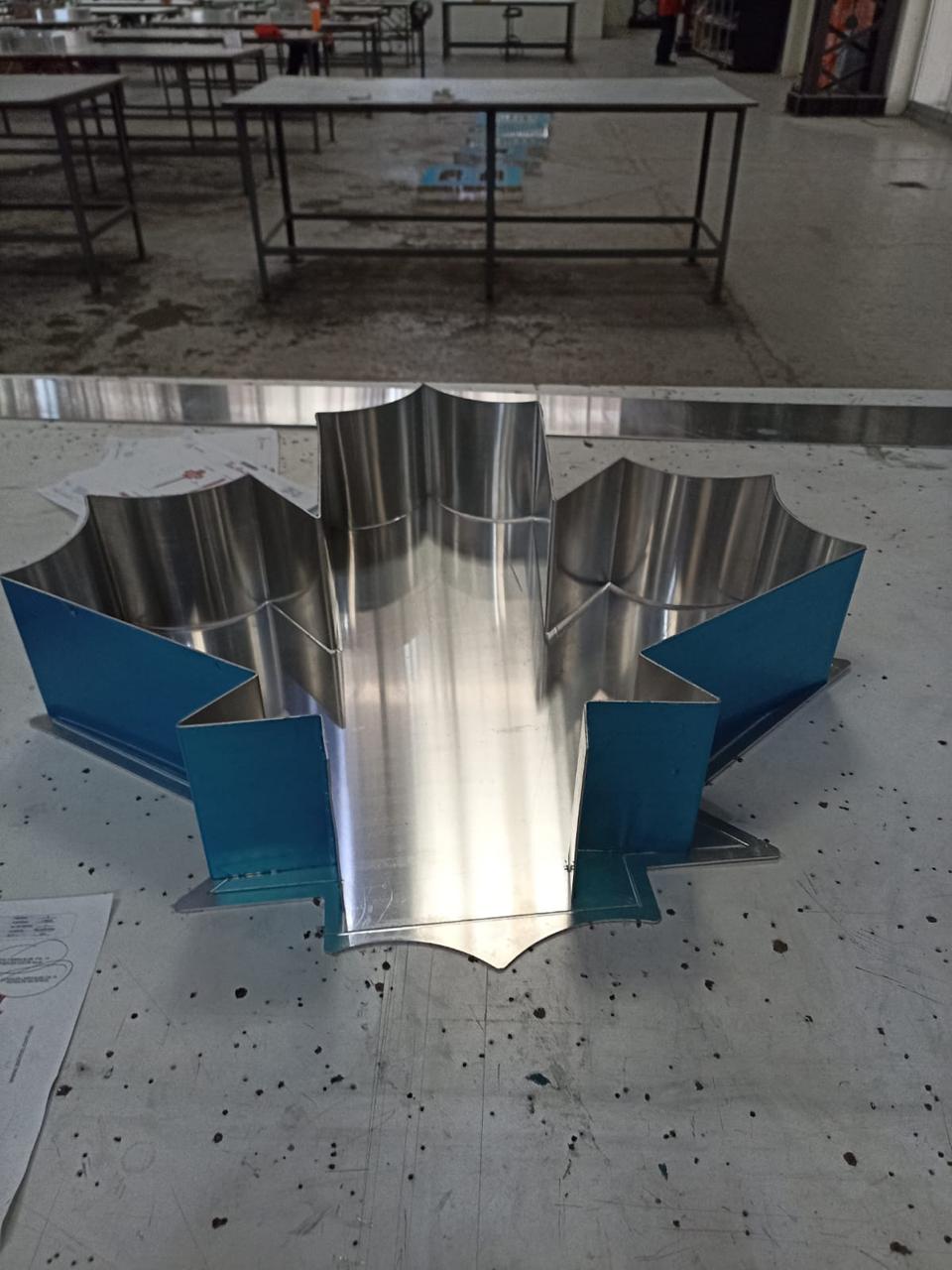 Escultura moderna de metal